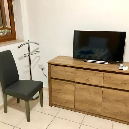 Homestay szállás Spacious Private 5 Minutes From Malta Airport Private Bathroom Kitchen Access Quiet Area Friendly Labrador Candy Safi