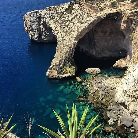 Spacious Private 5 Minutes From Malta Airport Private Bathroom Kitchen Access Quiet Area Friendly Labrador Candy * Safi