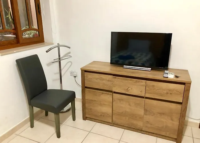 منزل للإقامة Spacious Private Room 5 Minutes From Malta Airport Private Bathroom Kitchen Access Quiet Area Friendly Labrador Candy Safi