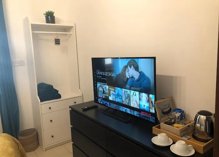 Spacious Private Room 5 Minutes From Malta Airport Private Bathroom Kitchen Access Quiet Area Friendly Labrador Candy منزل للإقامة