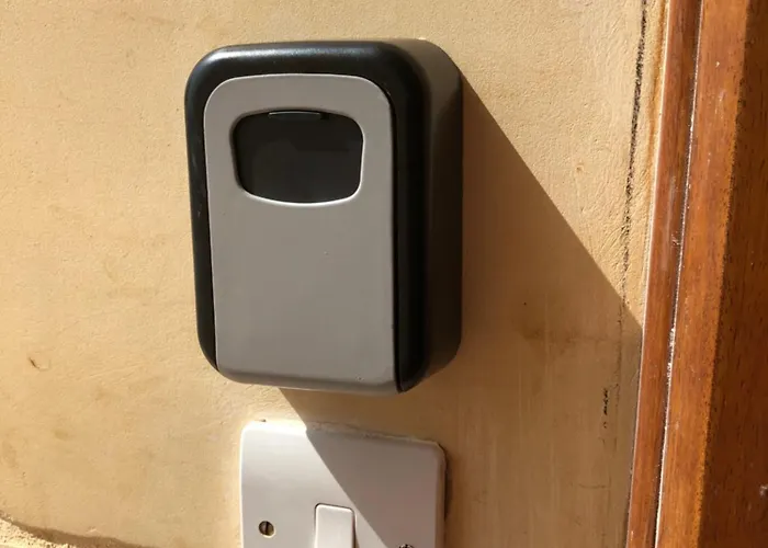 Spacious Private Room 5 Minutes From Malta Airport Private Bathroom Kitchen Access Quiet Area Friendly Labrador Candy * Safi