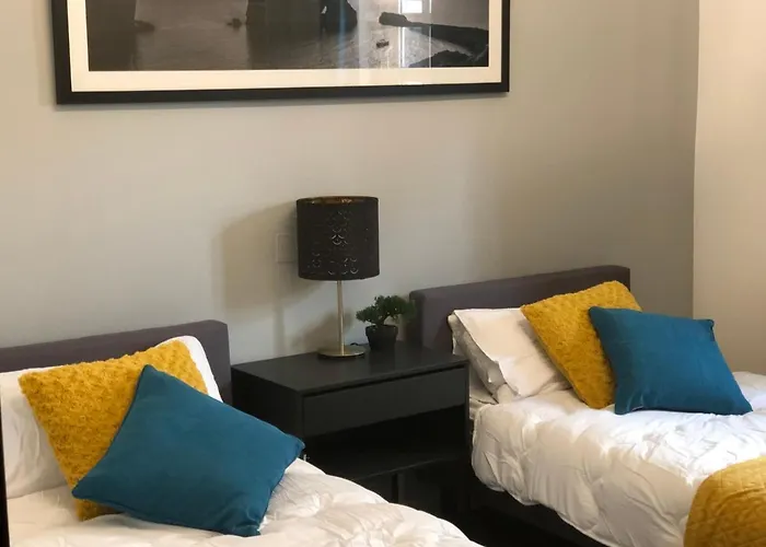 Spacious Private Room 5 Minutes From Malta Airport Private Bathroom Kitchen Access Quiet Area Friendly Labrador Candy Δωμάτια σε οικογενειακή κατοικία