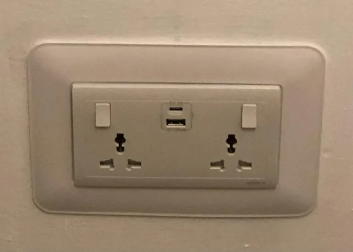 Δωμάτια σε οικογενειακή κατοικία Spacious Private Room 5 Minutes From Malta Airport Private Bathroom Kitchen Access Quiet Area Friendly Labrador Candy *