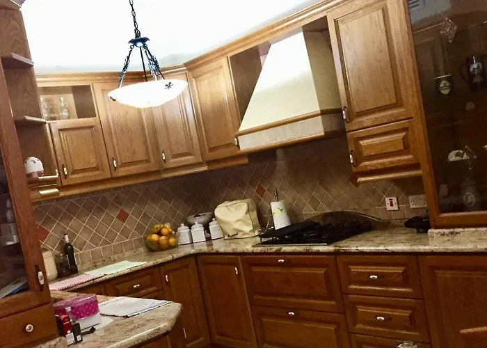 Spacious Private Room 5 Minutes From Malta Airport Private Bathroom Kitchen Access Quiet Area Friendly Labrador Candy Δωμάτια σε οικογενειακή κατοικία *