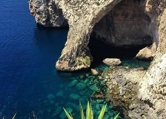 Spacious Private Room 5 Minutes From Malta Airport Private Bathroom Kitchen Access Quiet Area Friendly Labrador Candy * Safi